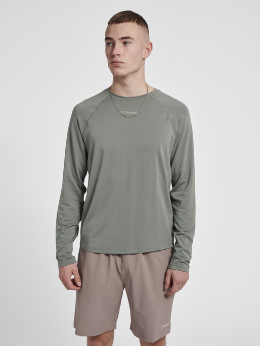 hmlMT LAZE T-SHIRT L/S, LAUREL WREATH, model