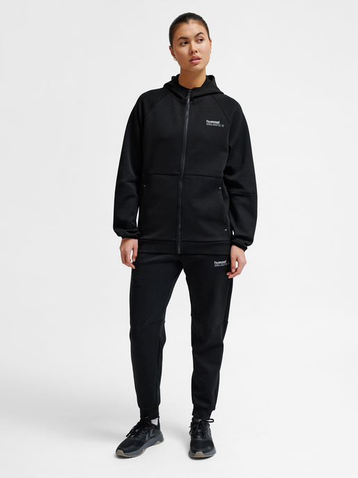 hmlTECH FLEECE REGULAR ZIP HOODIE, BLACK, model