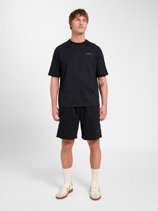 hmlKEEPER CHEVRON SHORTS, BLACK, model
