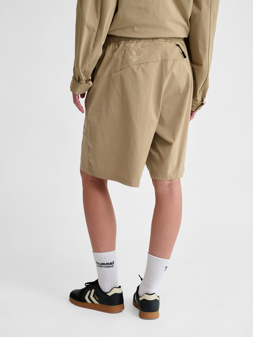 hmlSORONA REGULAR SHORTS, CORNSTALK, model