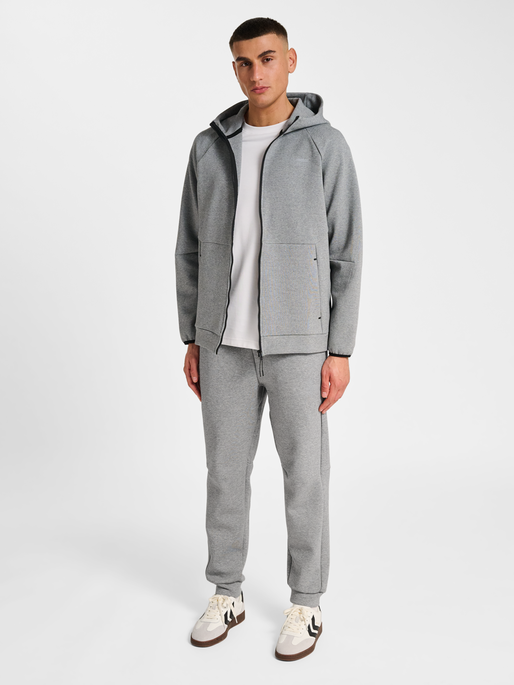 hmlTECH FLEECE REGULAR ZIP HOODIE, GREY MELANGE hmlTECH FLEECE REGULAR ZIP HOODIE, GREY MELANGE, model