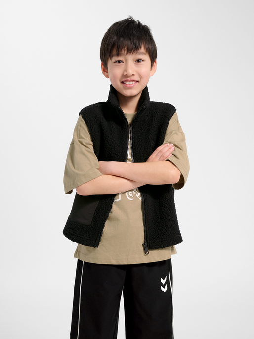 hmlJR MARTINI FLEECE ZIP VEST, BLACK BEAUTY, model