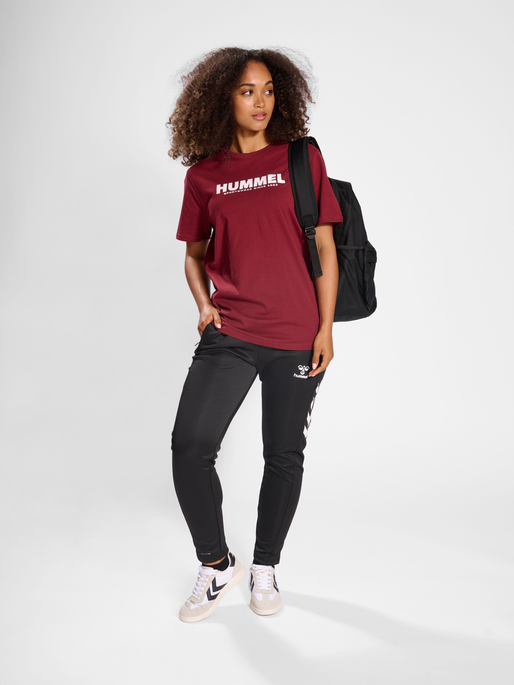 hmlLEGACY T-SHIRT, CABERNET, model