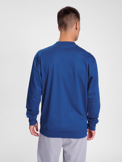 hmlGO 2.0 SWEATSHIRT, TRUE BLUE, model