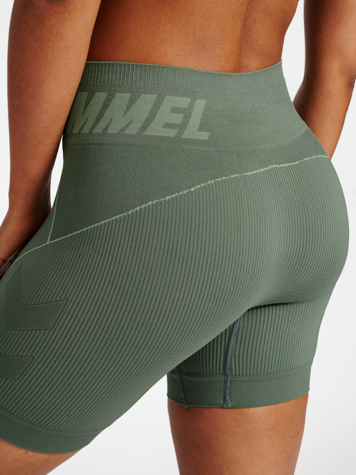 hmlTE CHRISTEL SEAMLESS SHORTS, LILY PAD, model