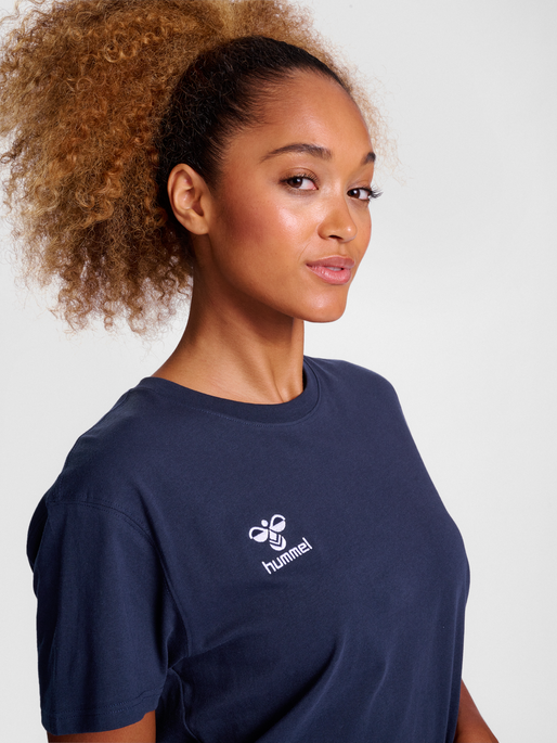 hmlGO 2.0 T-SHIRT S/S WOMAN, MARINE, model