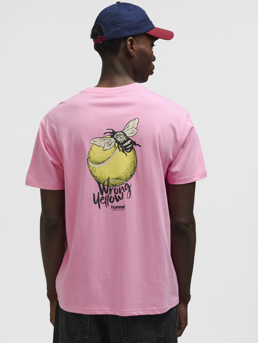hmlLOOSE T-SHIRT S/S WRONG YELLOW, SACHET PINK, model