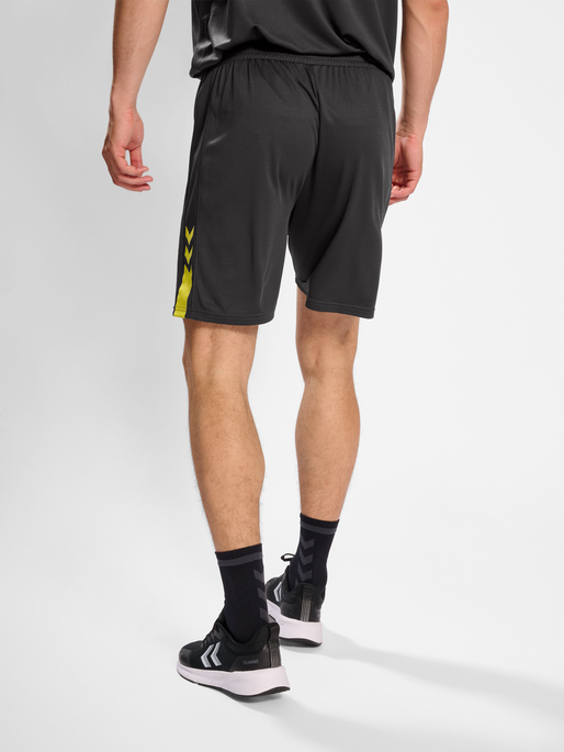 hmlACTIVE PL SHORTS, OBSIDIAN/SULPHUR SPRING, model