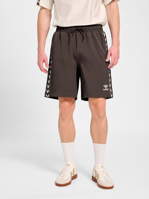 hmlROOT SHORTS, CHOCOLATE BROWN, model