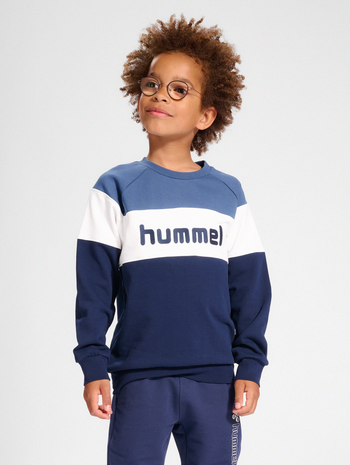 hmlCLAES SWEATSHIRT, BERING SEA, model