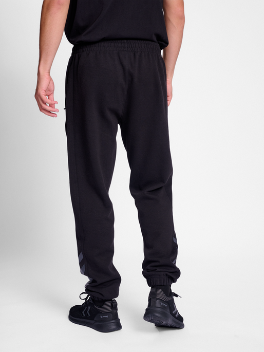 hmlTRAVEL SWEAT PANTS, BLACK, model