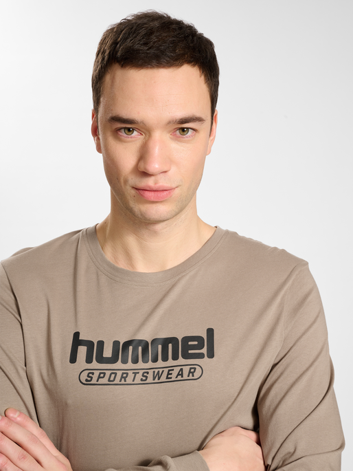 hmlBOOSTER T-SHIRT LS, GREIGE, model