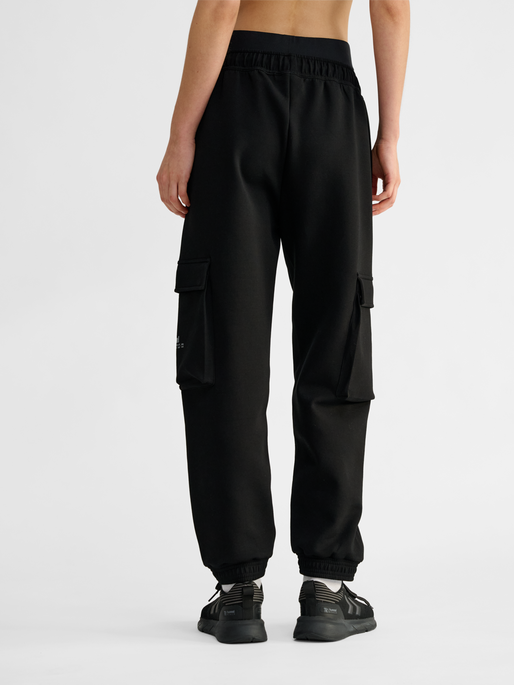 hmlTECH FLEECE LOOSE CARGO PANTS, BLACK, model