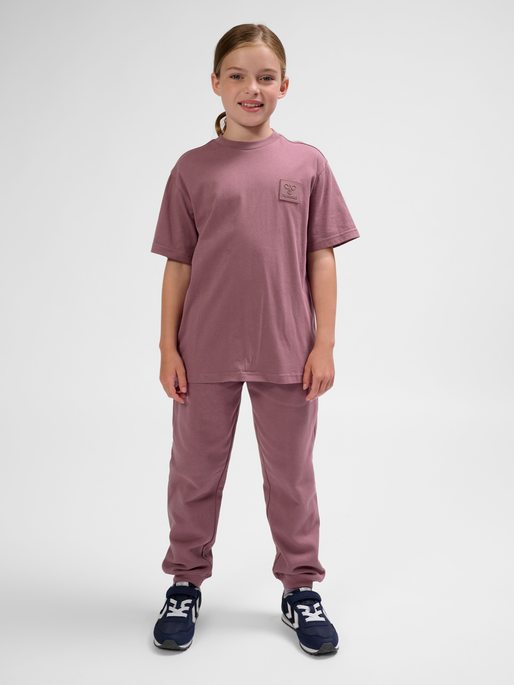 hmlCLEAN T-SHIRT S/S, ROSE TAUPE, model