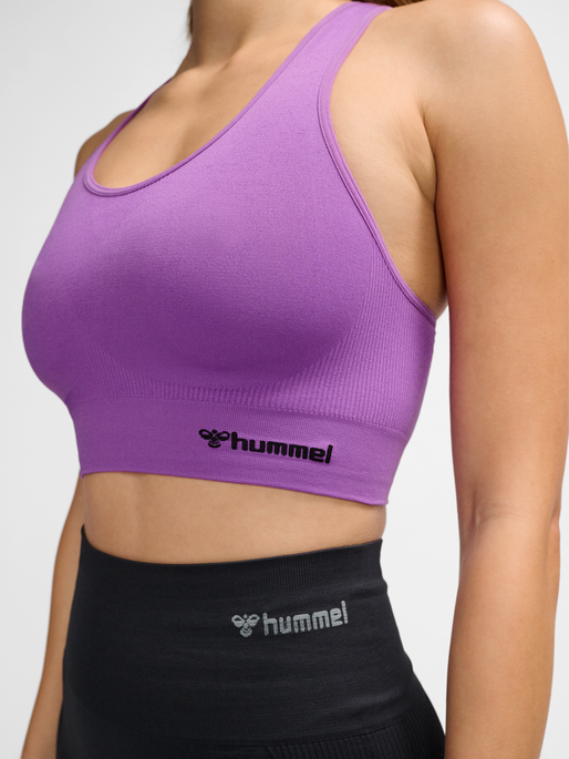 hmlTIF SEAMLESS SPORTS TOP, DEWBERRY, model