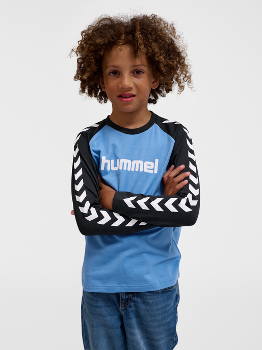 hmlBOYS T-SHIRT L/S, LICHEN BLUE, model