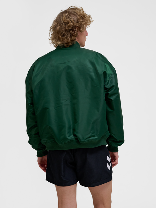 hmlBASEBALL JACKET BEE, DARK GREEN, model