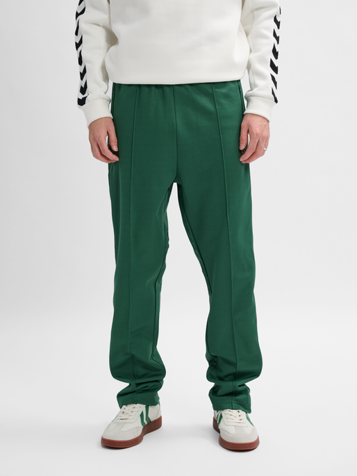 hmlARCHIVE REGULAR POLY PANTS, DARK GREEN, model