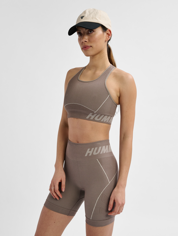 hmlTE CHRISTEL SEAMLESS SPORTS TOP, CHATEAU GRAY, model