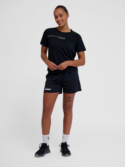 hmlCOURT LIGHT WEIGHT T-SHIRT W, LIGHT GREY/BLACK, model