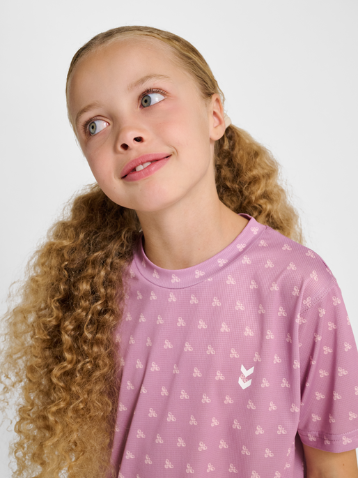 hmlJR BEE AOP T-SHIRT S/S, LAVENDER MIST, model
