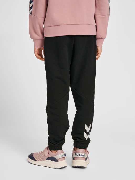 hmlNUETTE PANTS, BLACK, model