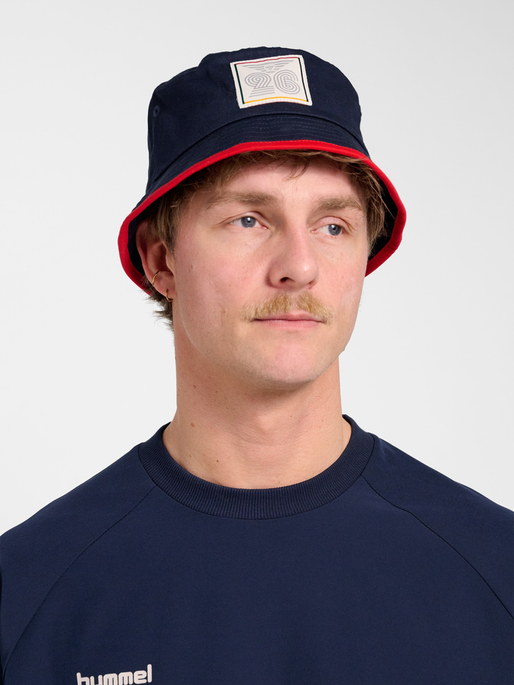 hmlWORLD 26 BUCKET HAT, DARK SAPPHIRE, model