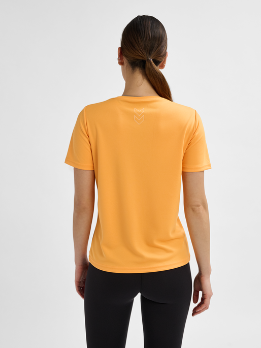 hmlTE TOLA T-SHIRT, BLAZING ORANGE, model