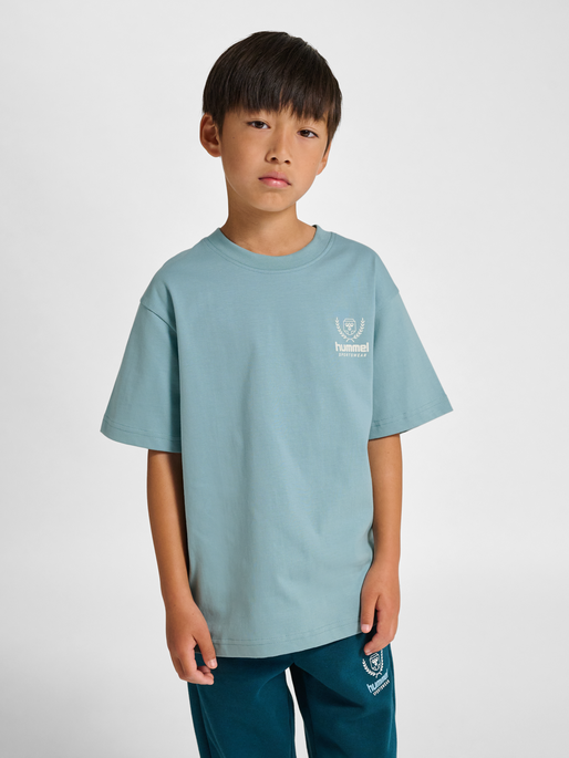 hmlJR LOOSE GRAPHIC T-SHIRT S/S BTS, TOURMALINE, model