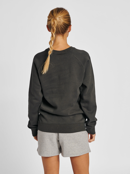 hmlRED CLASSIC SWEATSHIRT WOMAN, RAVEN, model