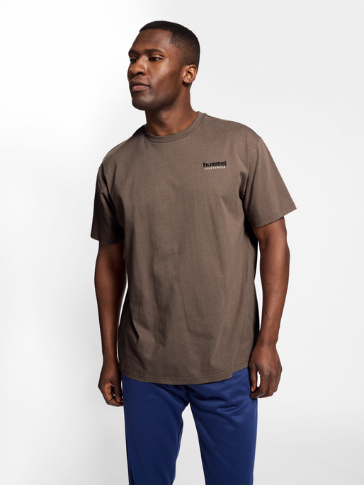 hmlLGC NATE T-SHIRT, 8109, model