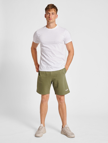 hmlLGC JEREMY SWEAT SHORTS, FOUR LEAF CLOVER, model