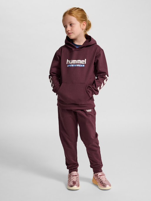 hmlJR LOGO HOODIE, VINEYARD WINE, model
