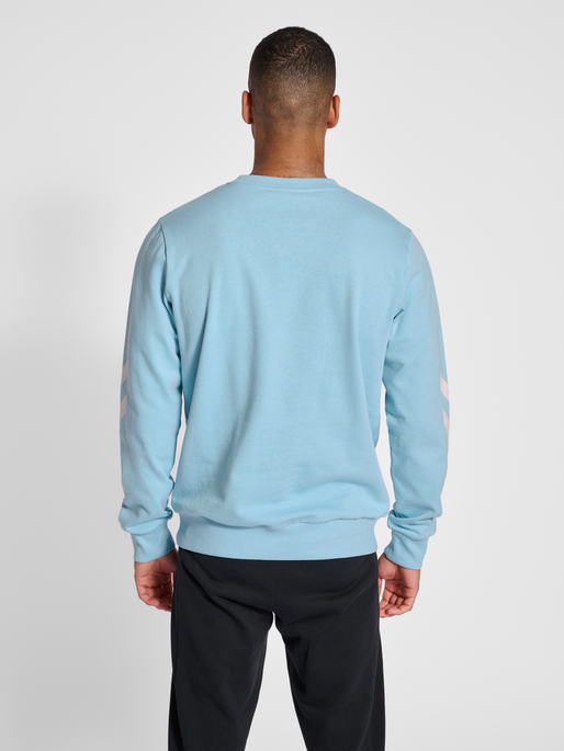 hmlLEGACY SWEATSHIRT, PLACID BLUE, model