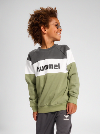 hmlCLAES SWEATSHIRT, OIL GREEN, model