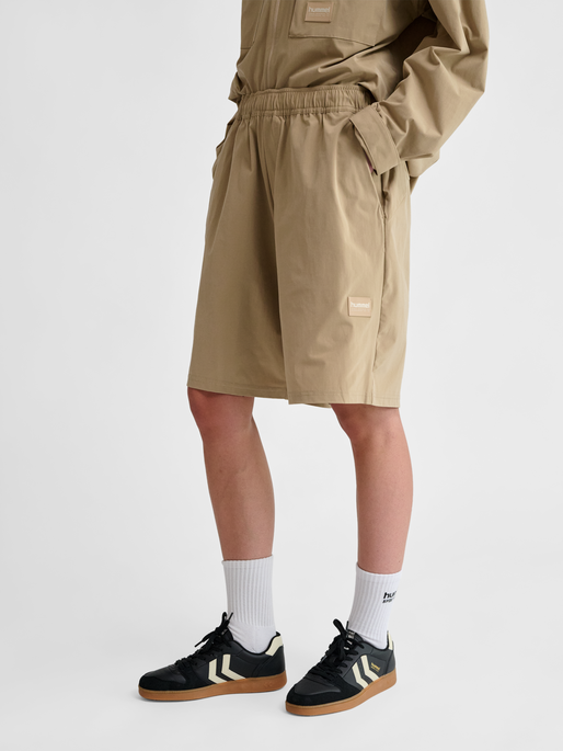 hmlSORONA REGULAR SHORTS, CORNSTALK, model