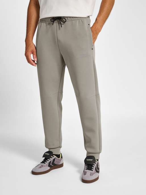 hmlTECH FLEECE REGULAR PANTS, ROCK RIDGE, model