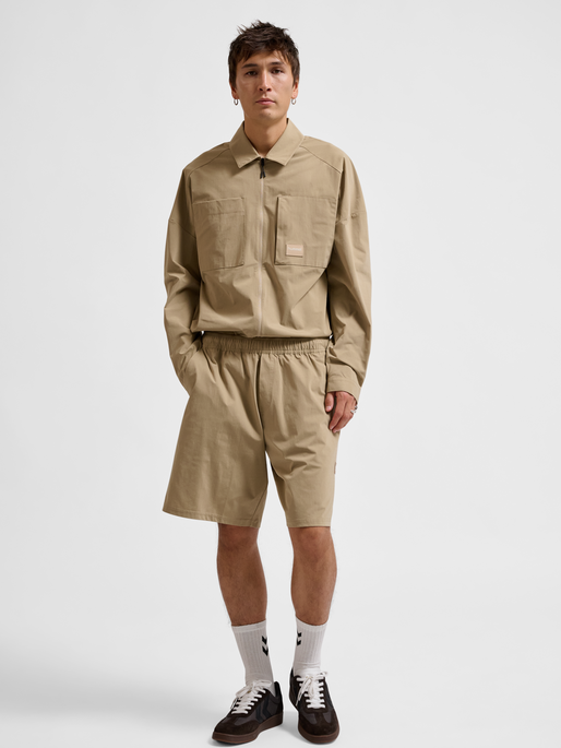 hmlSORONA REGULAR SHORTS, CORNSTALK, model
