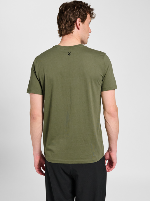 hmlPULSE GRAPHIC T-SHIRT S/S, DEEP LICHEN GREEN, model