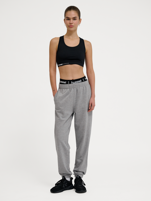 hmlPULSE W SWEAT PANTS, GREY MELANGE, model