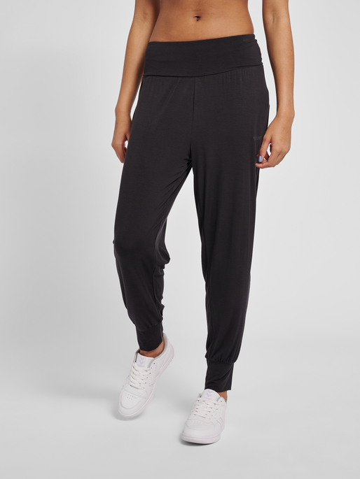 hmlMT FIONA LOOSE PANTS, BLACK, model