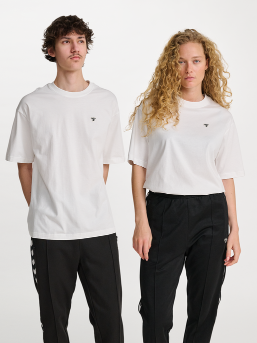 hmlLOOSE T-SHIRT BEE S/S, WHITE, model