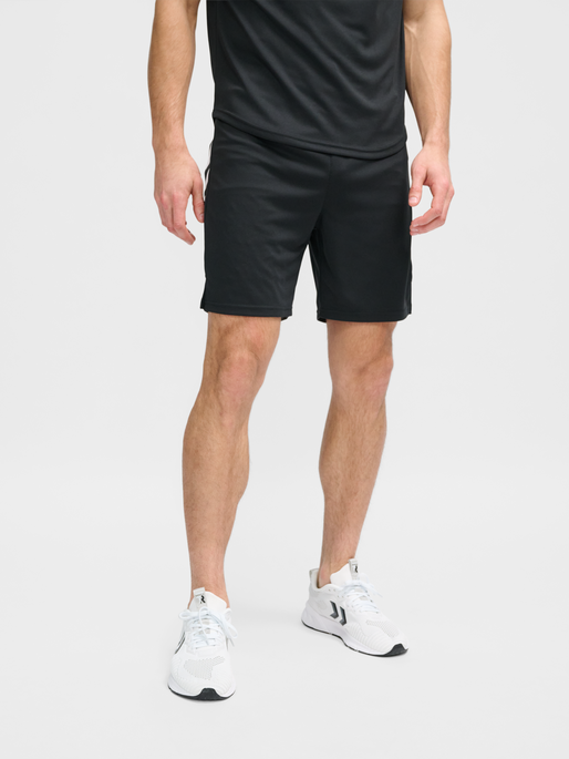 hmlTE TOPAZ SHORTS, BLACK, model