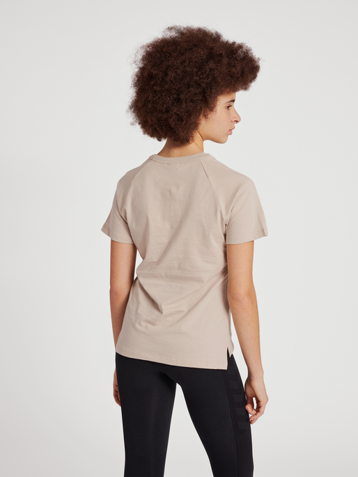 hmlNONI 2.0 T-SHIRT, CHATEAU GRAY, model