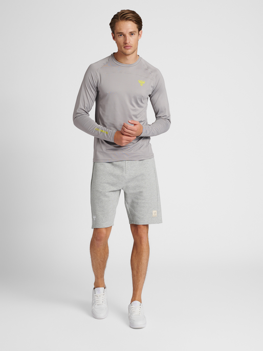 hmlGG12 SWEAT SHORTS, GREY MELANGE, model