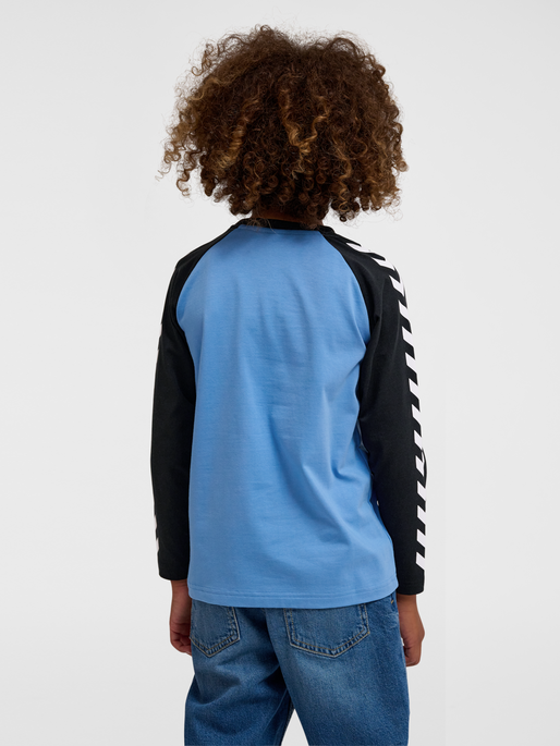 hmlBOYS T-SHIRT L/S, LICHEN BLUE, model