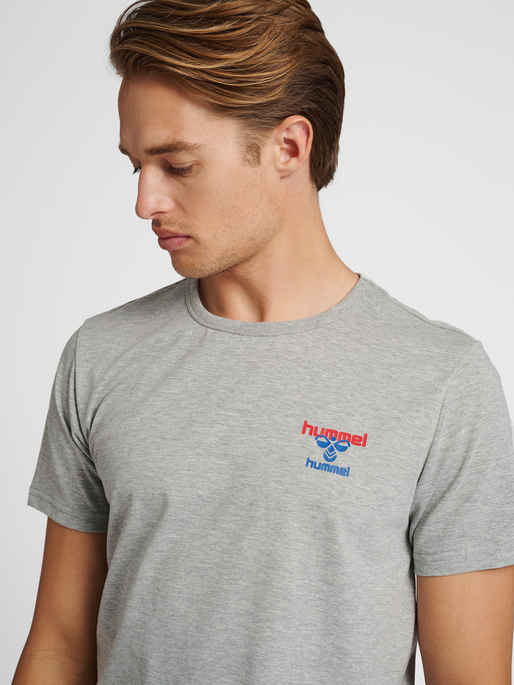 hmlIC DAYTON T-SHIRT, GREY MELANGE, model