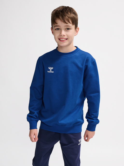 hmlGO 2.0 SWEATSHIRT KIDS, TRUE BLUE, model