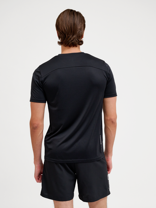 hmlPULSE TRAINING  T-SHIRT S/S, BLACK, model