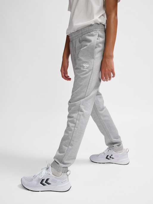 hmlGO 2.0 SWEATPANTS KIDS, GREY MELANGE, model